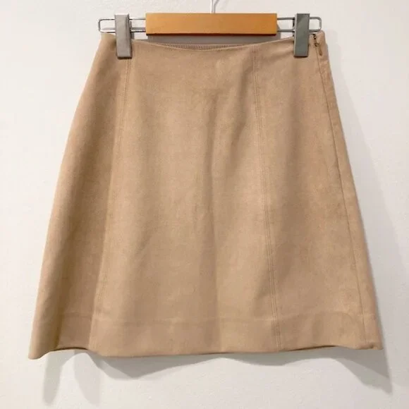 Aritzia Babaton Hopper Tan Beige Faux Suede Mini Skirt - Picture 4 of 5